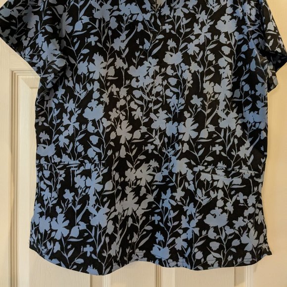 Uniform Advantage printed scrub top size Large - Picture 2 of 5